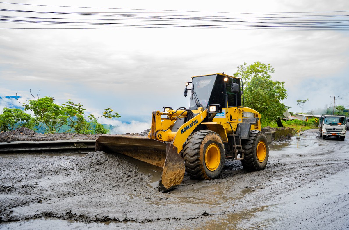 PrefecturaCanar's tweet photo. 🚜 𝐂𝐮𝐚𝐧𝐝𝐨 𝐥𝐚 𝐞𝐦𝐞𝐫𝐠𝐞𝐧𝐜𝐢𝐚 𝐠𝐨𝐥𝐩𝐞𝐚, 𝐥𝐚 𝐫𝐞𝐬𝐩𝐮𝐞𝐬𝐭𝐚 𝐧𝐨 𝐩𝐮𝐞𝐝𝐞 𝐞𝐬𝐩𝐞𝐫𝐚𝐫.

En Ocaña, la maquinaria ya está en acción retirando el material que bloqueaba la vía y devolviendo la conectividad a cientos de familias. @marcelomanuelj1 https://t.co/IeE4Hl6DXt