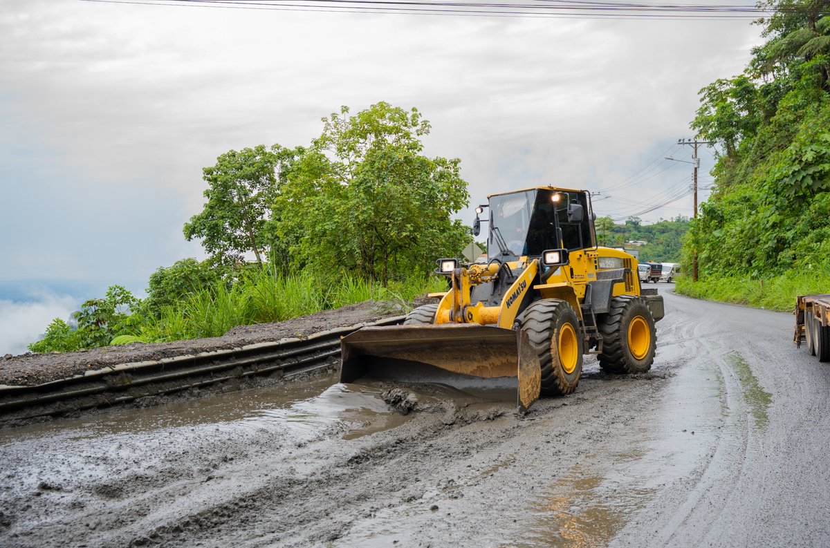 PrefecturaCanar's tweet photo. 🚜 𝐂𝐮𝐚𝐧𝐝𝐨 𝐥𝐚 𝐞𝐦𝐞𝐫𝐠𝐞𝐧𝐜𝐢𝐚 𝐠𝐨𝐥𝐩𝐞𝐚, 𝐥𝐚 𝐫𝐞𝐬𝐩𝐮𝐞𝐬𝐭𝐚 𝐧𝐨 𝐩𝐮𝐞𝐝𝐞 𝐞𝐬𝐩𝐞𝐫𝐚𝐫.

En Ocaña, la maquinaria ya está en acción retirando el material que bloqueaba la vía y devolviendo la conectividad a cientos de familias. @marcelomanuelj1 https://t.co/IeE4Hl6DXt