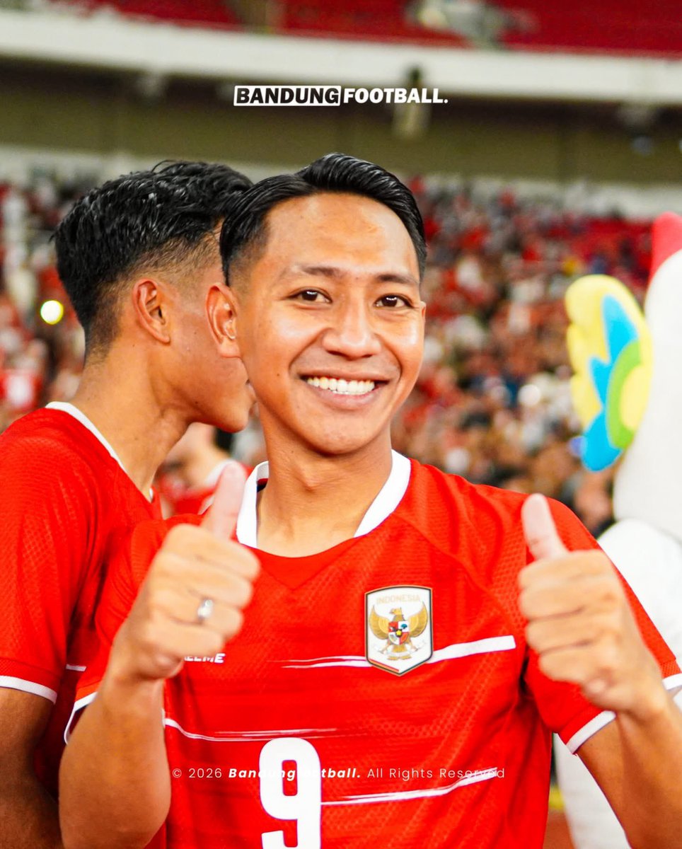 bandungfootball's tweet photo. Tetap senyum, Tam. Selalu, dibalik lambang garuda di dadamu. ❤️🇮🇩

Setiap detik kepercayaan yang diberikan untukmu mengenakan lambang garuda didadamu itu, sudah menjadi kekalahan bagi mereka yang setia mencibirmu. 🗣️

Standar mereka beda untukmu, artinya selalu ada ruang improve buat kamu. Maksimalkan selalu, setiap kepercayaan pelatih datang buatmu.📈🆙⬆️

Kalau 3 trofi berturut 🏆🏆🏆 masih belum bisa mendiamkan cibiran itu, mungkin perlu tambah lagi jadi 4 🏆🏆🏆⏳😉

Ayeuna, balik Bandung Tam, kota ini dan seluruh isinya akan selalu merangkulmu 😁💙🤗 @beckhamputran 

#BandungFootball #BFCOM #Persib #Bobotoh