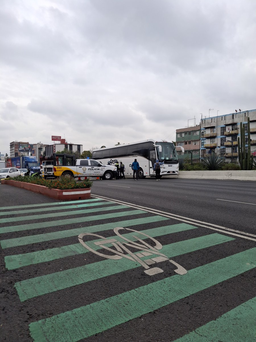 And_3096's tweet photo. @ClaraBrugadaM ¿Le tuviste miedo a la CNTE? Cerrada Av. #Tlalpan entre Metro Villa de Cortes y Nativitas. Ojalá el día jueves arruinen tu tan esperada inauguración del #mundialdefútbol https://t.co/B8vQcedQ1X