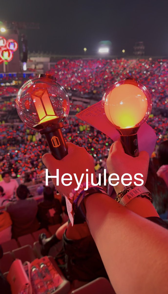 HeyJulees's tweet photo. @jiminhoneybts2 Del 7 y 10. Me llevé la SE también para jubilarla con mucho amor, logró estar en el HOS y acá. 🥹 https://t.co/N6fmPtOeiw