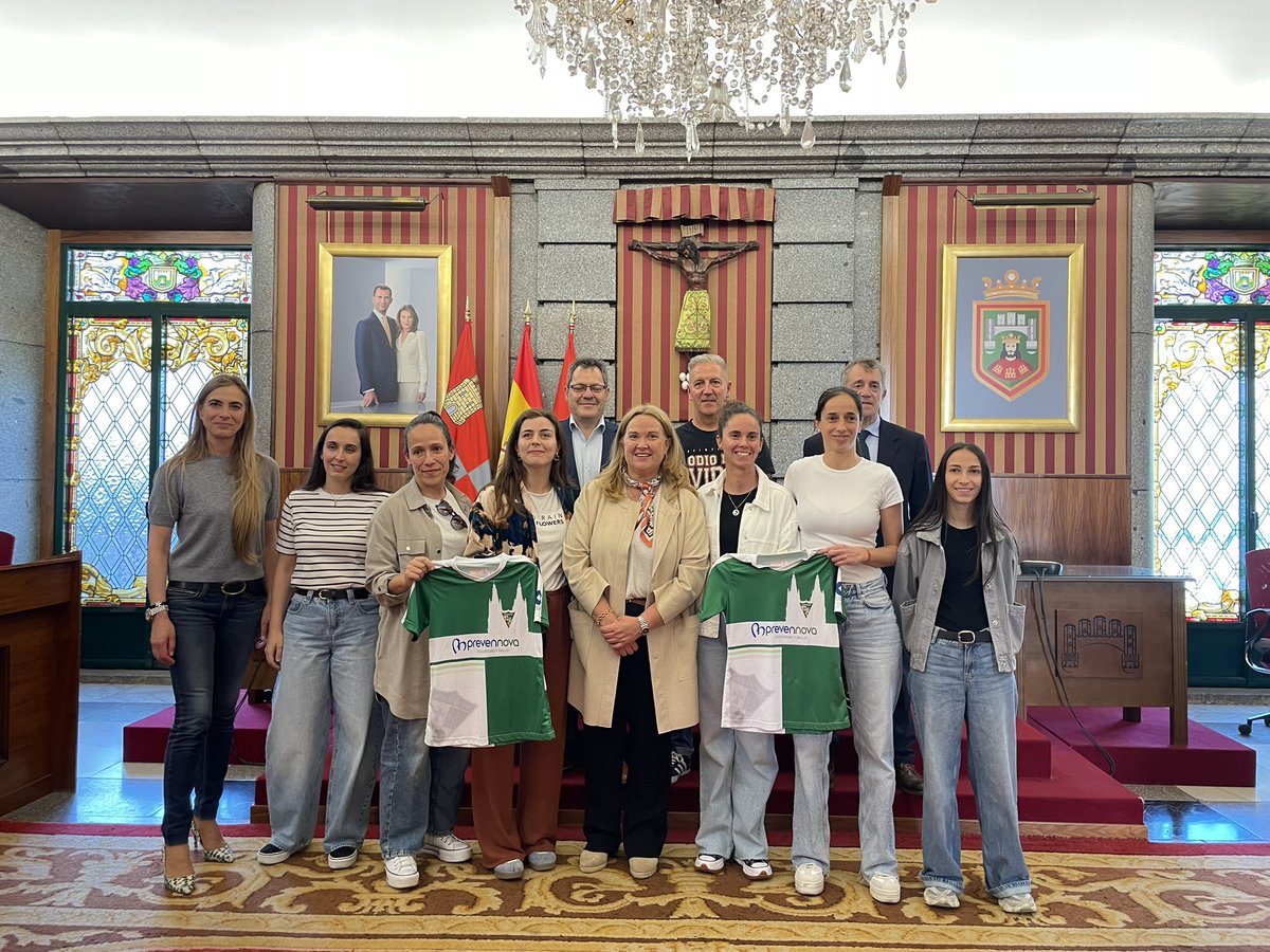 PPBurgosCiudad's tweet photo. 👉 La alcaldesa @cris_ayala_ recibe en el Ayuntamiento al Juventud Prevennova, campeonas 🏆 de la Primera División Regional Femenina de Fútbol Sala.

💪 Próxima parada: la fase de ascenso a Segunda División. 📈

¡Todo Burgos está con vosotras! https://t.co/BzOCaWYwAs