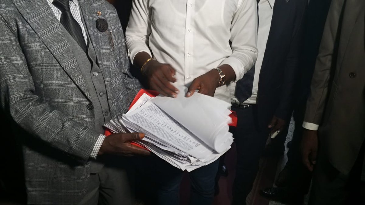 IsralMutombo11's tweet photo. Une marée humaine a accompagné Mardochée Nsele Minga jusqu'au Palais du Peuple ce mardi 09 juin pour le dépôt officiel d'une pétition citoyenne soutenue par 100 000 signatures recueillies sur l'ensemble du territoire national. Président de la Nouvelle Génération du Congo, leader politique et concepteur du concept « Félix Tshisekedi pour une mission et non pour un mandat », Mardochée Nsele entend ainsi ouvrir le débat sur la nécessité d'une réforme constitutionnelle en République démocratique du Congo.