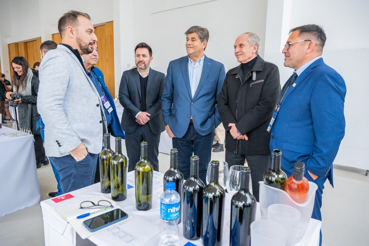 MuniSanMartinOk's tweet photo. La Vinexpo está organizada por el gobierno de Mendoza, ProMendoza, la Cámara Argentina de Vino a Granel y el auspicio de la Comuna. Participan más de 60 stands y el intendente Raúl Rufeil junto a su par @MarioAbedok y @PGimenezDC , titular de ProMendoza dieron apertura al evento https://t.co/TaDfnAvnHY