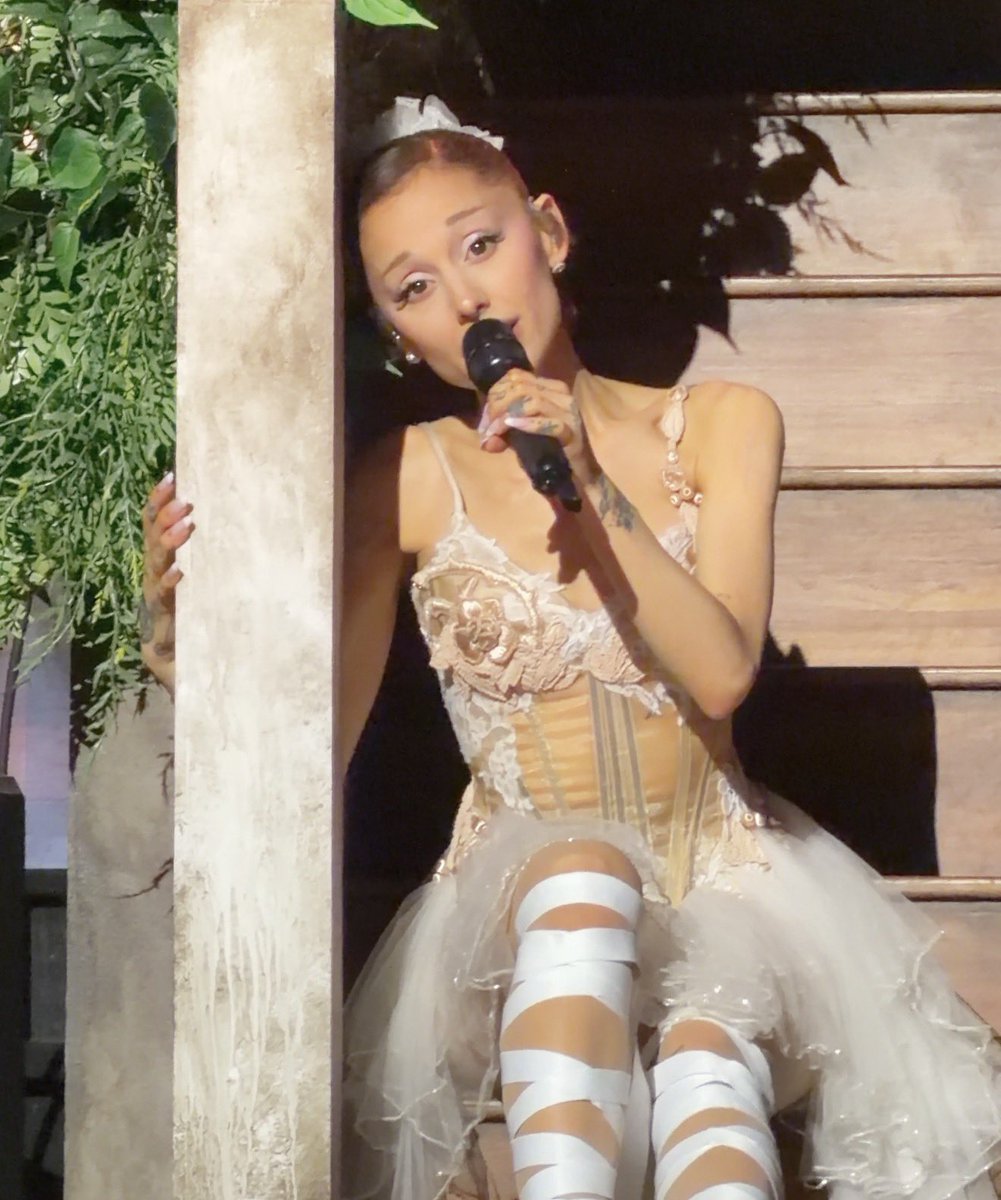 beyonceuni's tweet photo. ari knows me for real 😭 take me backkk! https://t.co/sLqeuHVMVk