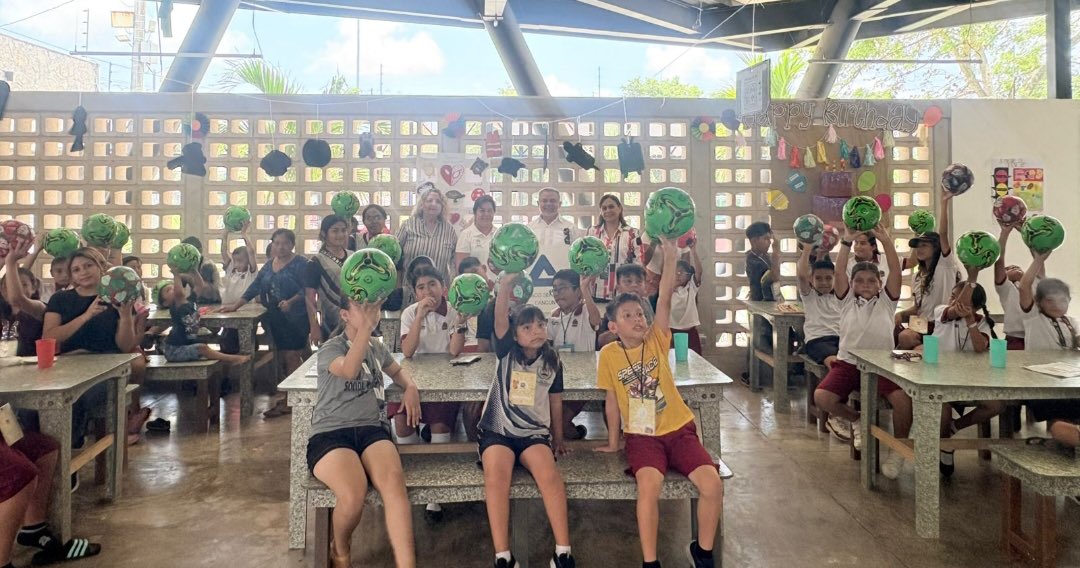 CanacoCancun's tweet photo. En respuesta al llamado de nuestra Confederación de Cámaras Nacionales de Comercio, CONCANACO, en el Programa “Dona un balón y lleva la emoción del Mundial 2026 a niñas y niños en todo México”

Entregamos estos balones recolectados; con la coordinación con la SEDE y COFEPRIS https://t.co/w8JwfodaVl