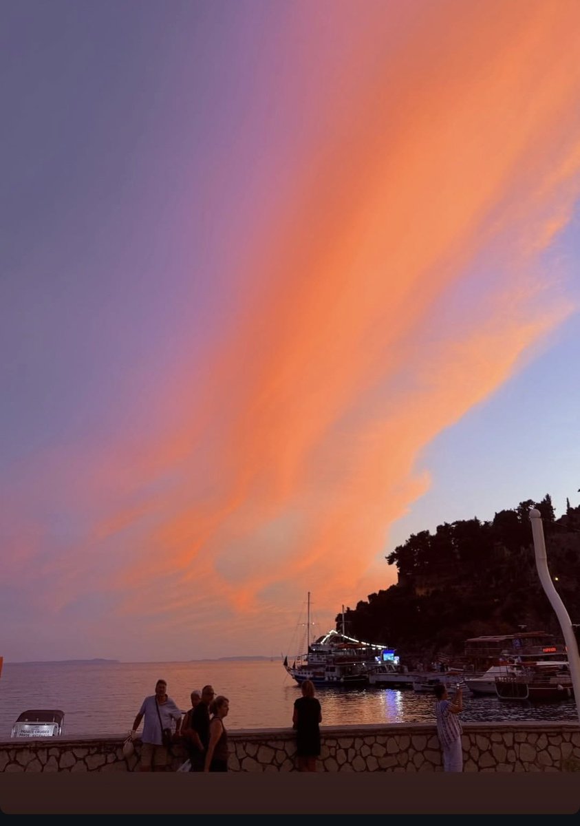 FGKPARGA's tweet photo. Της ξέφυγε, πολύ  πορτοκαλί  χρώμα  της ζωγράφου - φύσης ,απόψε !!! https://t.co/XWLJKXk4yf