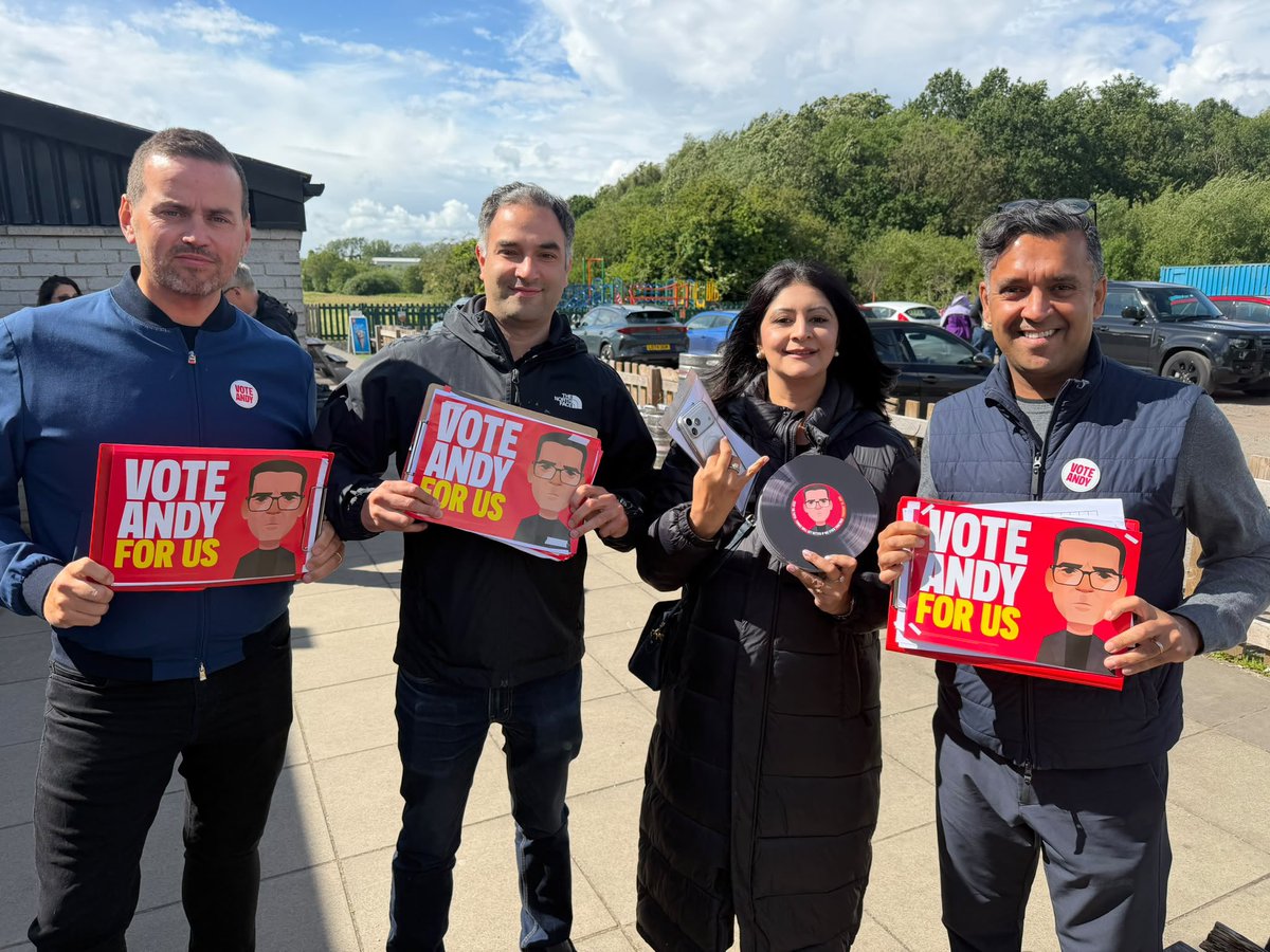 CllrCallaghan's tweet photo. Our in Makerfield today for @andy4makerfield. People stopping in the street to take posters to show their support for Andy. 

From Basildon to Wigan to get Labour over the line. https://t.co/LXGXvQTunN