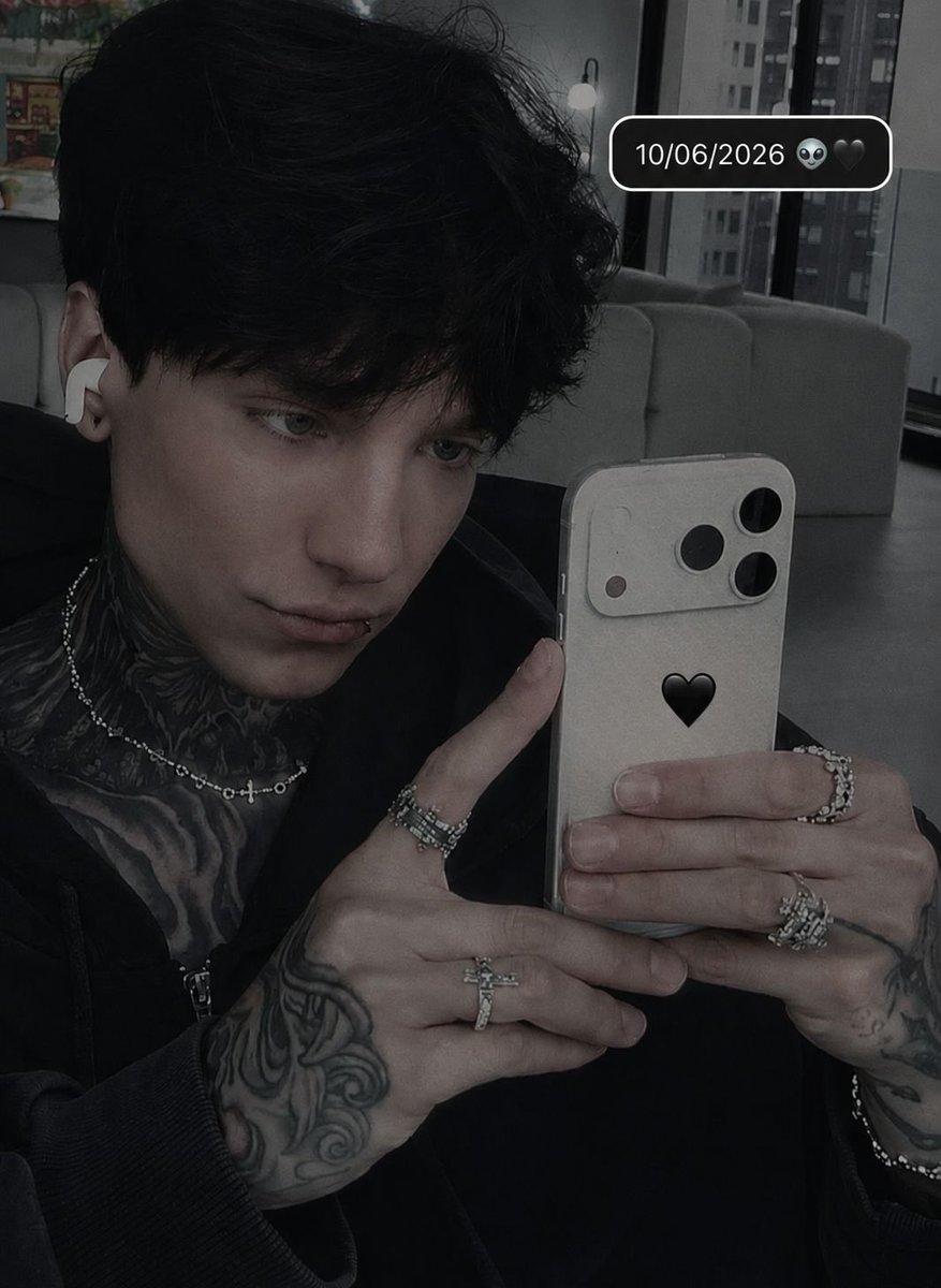LaNotaCryboyer's tweet photo. Mañana 👽🖤. https://t.co/Y9LaGYTPKo