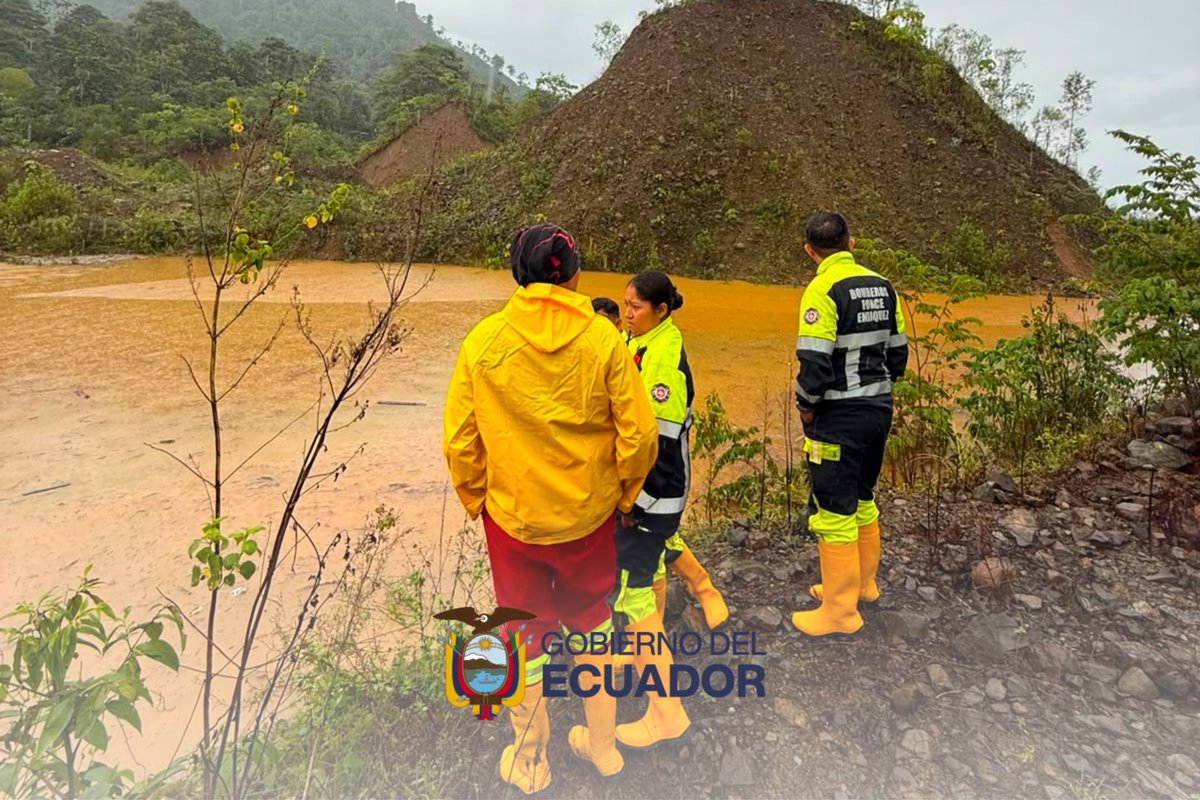 Riesgos_Ec's tweet photo. 📍 #Azuay | Ponce Enríquez

Ante el desbordamiento del río Guanache, la Secretaría Nacional de Gestión de Riesgos mantiene el monitoreo permanente del evento y realiza el levantamiento de información en territorio para evaluar las afectaciones y coordinar las acciones de respuesta junto a las instituciones competentes.

Afectaciones (preliminares):
��� 20 personas afectadas.
• ⁠6 viviendas afectadas.
• ⁠Calles anegadas.

Acciones:
• La Secretaría Nacional de Gestión de Riesgos continúa con el monitoreo y la evaluación de afectaciones en territorio.
• ⁠El Cuerpo de Bomberos realiza recorridos de evaluación y evacuación de personas afectadas.
• ⁠Las instituciones competentes mantienen acciones coordinadas para la atención del evento.

Situación actual:
• El caudal del río presenta una tendencia a disminuir.
• ⁠El clima se mantiene nublado.
• ⁠El COE Cantonal se encuentra activo para el análisis y seguimiento del evento.

La Secretaría Nacional de Gestión de Riesgos mantiene la coordinación permanente con las entidades de respuesta para atender esta emergencia.

#GobiernoDelEcuador