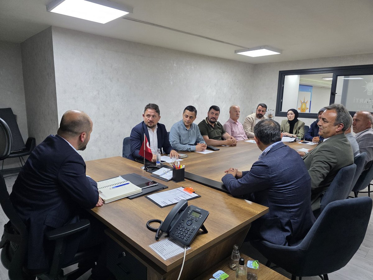 AkGolbasiResmi's tweet photo. Haftalık Olağan Yürütme ve Yönetim Kurulu Toplantımızı İlçe Başkanımız Sn. @Slmakcyln başkanlığında, İlçe Koordinatörümüz Sn. @aytekin_gurer ’in katılımlarıyla gerçekleştirdik.

Hayırlara vesile olsun.

@hakanhanozcan 
@AkpartiAnkara https://t.co/YKS3VO4zc3