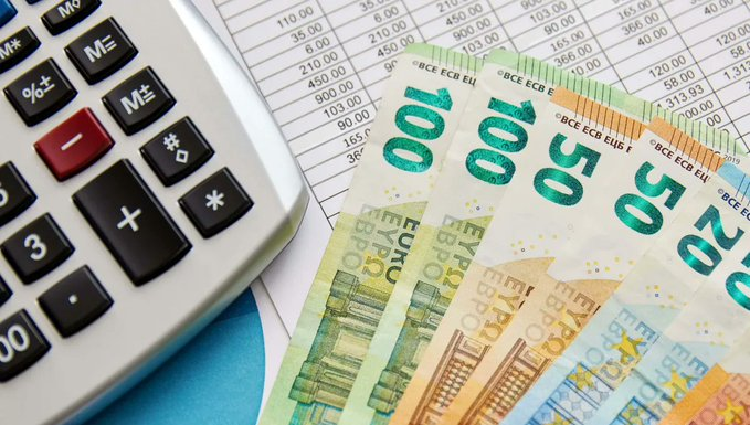 sjowall69's tweet photo. Première observation : contrairement à ce que beaucoup disent, pas de prix Nobel dans la liste.

Esther Duflo, à ne pas confondre avec Cécile Duflot, a expressément refusé d'apporter sa caution scientifique aux chiffrages macroéconomiques de la coalition.  

« J’en profite pour dire que contrairement à ce que j’ai lu dans le journal, je n’ai pas contribué au programme du Front populaire, et je ne l’ai pas non plus “validé” en bloc, parce que ce n’est pas vraiment ma place de le faire, surtout en tant que présidente d’une école d’économie où les professeurs (de Thomas Piketty à Olivier Blanchard) ont des choses très différentes à en dire. »

↩️