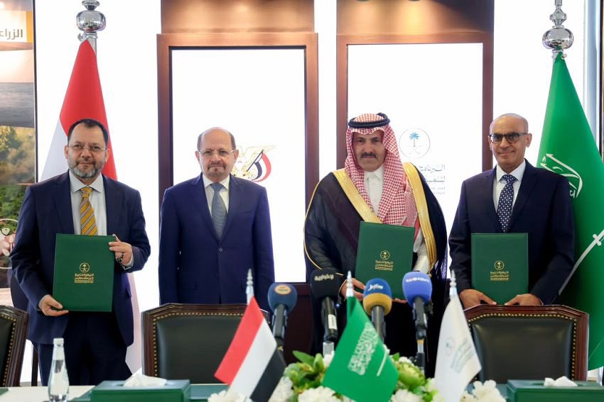ERYANIM's tweet photo. رئيس الوزراء وزير الخارجية يشهد توقيع اتفاقية الدعم السعودي بقيمة 150 مليون دولار لتشغيل محطات الكهرباء في اليمن
[09/06/2026 05:33] 
￼
الرياض- سبأنت
شهد دولة رئيس مجلس الوزراء وزير الخارجية وشؤون المغتربين الدكتور شائع محسن الزنداني، اليوم، مراسم توقيع اتفاقية توريد مشتقات نفطية، دعماً لتشغيل محطات توليد الكهرباء في مُختلف المحافظات اليمنية، بقيمة 150 مليون دولار، والمقدمة من المملكة العربية السعودية عبر البرنامج السعودي لتنمية وإعمار اليمن.

وبحسب الاتفاقية التي وقعها وزير الكهرباء والطاقة المهندس عدنان الكاف، والمشرف العام على البرنامج السعودي لتنمية وإعمار اليمن السفير محمد بن سعيد آل جابر، يغّذي دعم المشتقات النفطية "ديزل ومازوت" أكثر من 70 محطة لتوليد الكهرباء في مُختلف المحافظات اليمنية، تعزيزًا لاستقرار خدمات الكهرباء واستمرارية تشغيلها، ودعمًا للقطاعات الحيوية والخدمية المرتبطة بالطاقة الكهربائية.

كما تم توقيع اتفاقية بين شركة النفط اليمنية "بترومسيلة"، ووزارة الكهرباء والطاقة، والبرنامج السعودي لتنمية وإعمار اليمن، للمساهمة في استدامة أعمال "بترومسيلة" كشركة حكومية، بما يعزز من قدراتها ويرفع كفاءة أدائها واستمرارية خدماتها.

ويأتي هذا الدعم وفقاً لحوكمة شاملة لضمان وصول الدعم إلى المستفيد النهائي، عبر لجنة عليا مرتبطة بدولة رئيس الوزراء، تضم عدة جهات يمنية تعمل على الإشراف والرقابة لتوزيع المشتقات النفطية على محطات الكهرباء بناءً على الاحتياج المحدد لمحطات توليد الكهرباء في المحافظات.

وعقب التوقيع، أعرب دولة رئيس الوزراء وزير الخارجية، عن بالغ الشكر والتقدير لخادم الحرمين الشريفين الملك سلمان بن عبدالعزيز آل سعود وولي عهده رئيس مجلس الوزراء صاحب السمو الملكي الأمير محمد بن سلمان بن عبدالعزيز، وللبرنامج السعودي لتنمية وإعمار اليمن، على هذا الدعم النوعي لمساعدة الحكومة على تجاوز احد المعضلات الأساسية والمتمثلة في توفير المشتقات النفطية؛ لتحسين خدمة الكهرباء.. مؤكدا أن هذه الاتفاقيات تمثل ترجمة عملية للدعم الأخوي الصادق الذي تقدمه المملكة العربية السعودية لليمن وشعبه في مختلف الظروف، وتجسد حرص القيادة السعودية على مساندة الحكومة في مواجهة التحديات الاقتصادية والخدمية والإنسانية، وفي مقدمتها ملف الكهرباء الذي يمس حياة المواطنين بصورة مباشرة.

وأشار الدكتور الزنداني، إلى أن الحكومة تضع قضية الكهرباء في صدارة أولوياتها، وتتعامل معها باعتبارها ملفاً وطنياً وخدمياً وإنسانياً لا يحتمل المزايدات أو الاستثمار السياسي..لافتاً إلى أن الحكومة تعمل وفق مسارات متوازية لمعالجة الاختلالات المتراكمة والمزمنة في هذا القطاع.. معرباً عن ثقته في قدرة الحكومة وبدعم من الاشقاء في المملكة العربية السعودية على إيجاد حلول مستدامة لقطاع الكهرباء.

وأكد رئيس الوزراء وزير الخارجية، أن الحكومة ستتابع الاستفادة المثلى من هذه الاتفاقية لضمان انعكاس آثارها بشكل مباشر على حياة المواطنين وتحسين خدمة الكهرباء.. منوهاً بمتابعة وزير الدفاع السعودي صاحب السمو الملكي الأمير خالد بن سلمان بن عبدالعزيز، ودور البرنامج السعودي لتنمية وإعمار اليمن بقيادة المشرف العام السفير محمد آل جابر، والذي قدم نموذجاً استثنائياً في دعم مشاريع البنية التحتية والخدمات الأساسية من خلال تنفيذ مشروعات مستدامة تستجيب لأولويات الحكومة واحتياجات المواطنين.

بدوره، نوه المشرف العام على البرنامج السعودي لتنمية واعمار اليمن السفير محمد آل جابر، بالجهود التي تبذلها الحكومة اليمنية لتحسين وتطوير الأداء والالتزام بالحوكمة.. مؤكداً استمرار دعم الحكومة وإيجاد المعالجات لاستدامة خدمة الكهرباء.

وأوضح السفير آل جابر، ان توقيع هذه الاتفاقية تأتي بتوجيهات خادم الحرمين الشريفين وسمو ولي العهد صاحب السمو الملكي الامير محمد بن سلمان، ومتابعة من وزير الدفاع صاحب السمو الملكي الأمير خالد بن سلمان، بهدف دعم محطات الكهرباء بالمشتقات النفطية من الديزل والمازوت في عشرات المحافظات اليمنية.. مثمناً الجهود الكبيرة التي يبذلها دولة رئيس الوزراء والحكومة اليمنية لتحسين الأداء وتطوير العمل، وأيضاً الالتزام بالحوكمة وببرامج الإصلاح.