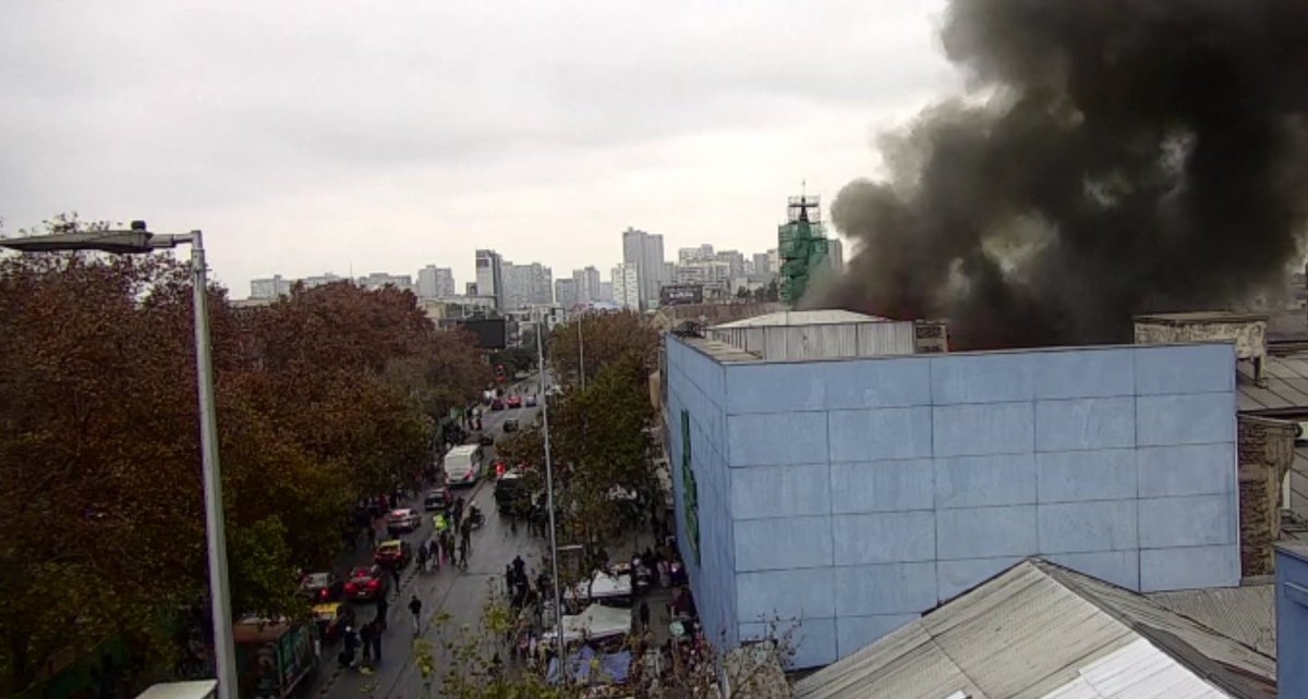 TTISantiago's tweet photo. ALERTA DE TRÁNSITO (13:40). Posible CORTE TOTAL de Alameda al poniente desde cruce de Maipú, debido a incendio en local comercial. Procedimiento de emergencia y evacuación de personas en desarrollo. Opte alternativa #Santiago https://t.co/0Ij6vMtsIK