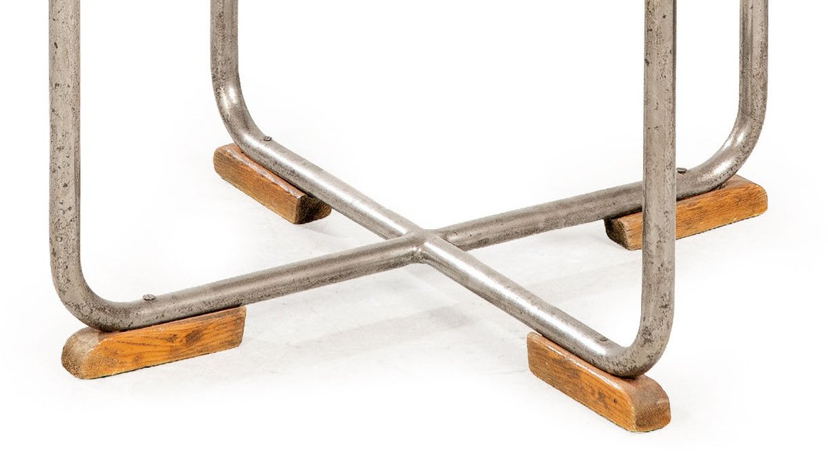 SUBASTASSEGRE's tweet photo. con tapa rectangular de madera de roble con borde metálico, estructura tubular de metal cromado de 71 x 65,5 x 65,5 cm.

1 de julio
Luis Gutiérrez Soto
Mesa con tapa rectangular de madera de roble con borde metálico y estructura tubular de metal cromado
Salida: 700 euros https://t.co/0tnfWfjwoB