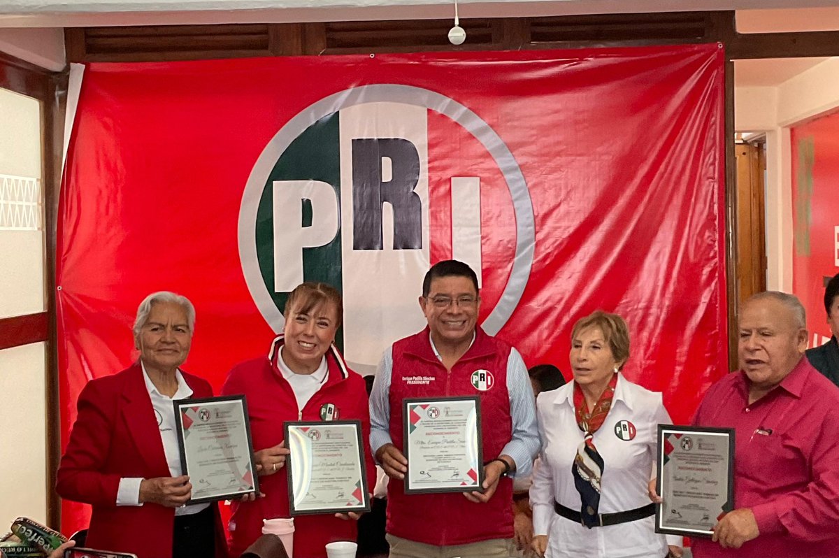PRI_Tlaxcala24's tweet photo. Reconocemos el compromiso y trabajo de la Dra. Lucía Ramírez Ortiz, Secretaria de Atención a los Adultos Mayores del CEN del PRI.

Nuestro presidente @enriquepa69 hizo entrega de este reconocimiento, acompañado de @MontielZonia, secretaria general.
#PRITlaxcala #AdultosMayores https://t.co/8J8AVEZIDJ