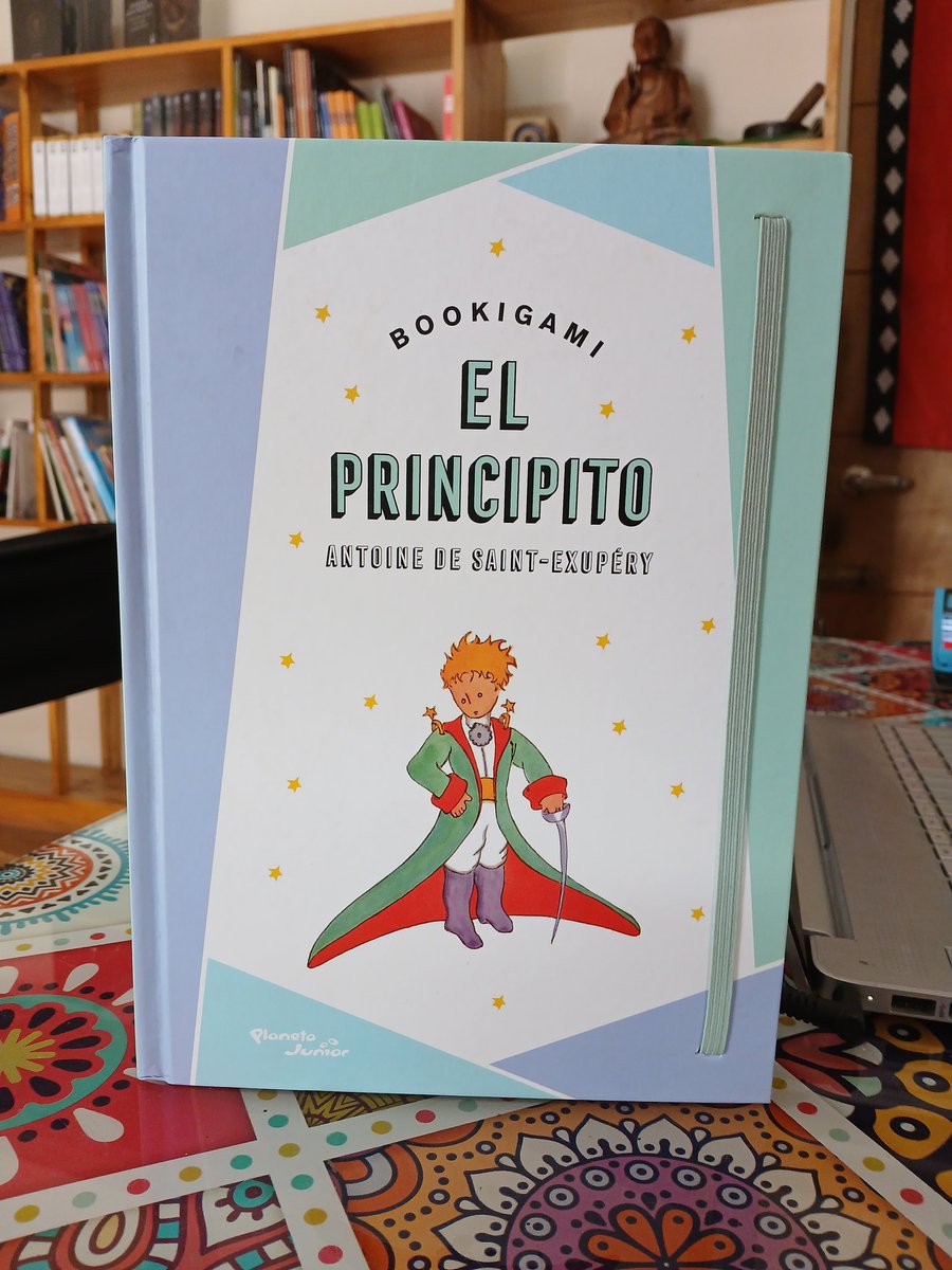 chehueque's tweet photo. ¡Alerta de hermosura! El libro "El Principito (Bookigami)" es una innovadora edición interactiva en tapa dura, la cual permite leer la obra completa de Antoine de Saint-Exupéry mientras doblas cada una de sus 452 páginas para transformarla en una escultura tridimensional 🧙‍♂️🦙📚👌 https://t.co/VC7Eu7N1q3