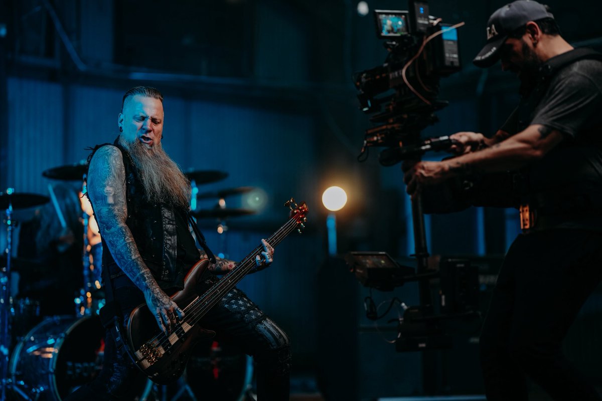 JessicatChase's tweet photo. BEHIND THE SCENES photos of Apocælypse.. I have a favorite, can you guess which one? 

Video: 
https://t.co/ssbd6hZHMl

Ira Black- Vocals, Lead Guitar
Ira Black IV- Guitar
Matt Snell- Bass
Lonny Pasillas- Drums

Photos: Anabel DFlux
Directed by Vicente Cordero IRA BLACK https://t.co/skc9vXbUeV