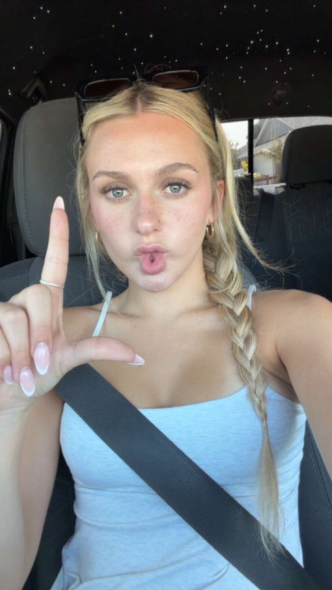 itsendtoadri's tweet photo. Fridays are for sending to teen brats. Come bring that paycheck to mommy https://t.co/Tr2XX4SoOB