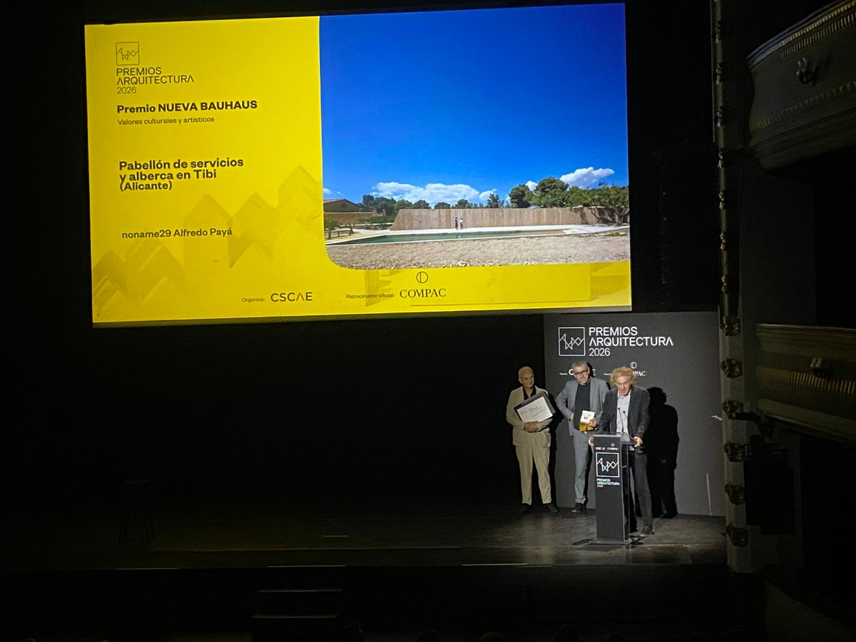 CSCAE's tweet photo. Entregamos el 𝐏𝐫𝐞𝐦𝐢𝐨 𝐍𝐮𝐞𝐯𝐚 𝐁𝐚𝐮𝐡𝐚𝐮𝐬 que representa los valores que integran sostenibilidad, inclusión y belleza de manera armoniosa en nuestro entorno. Entregan el premio el consejero de @COACV, Salvador Lara, y el secretario de estado de Cultura, @JordiMartiGrau https://t.co/nfiuFDPDOx