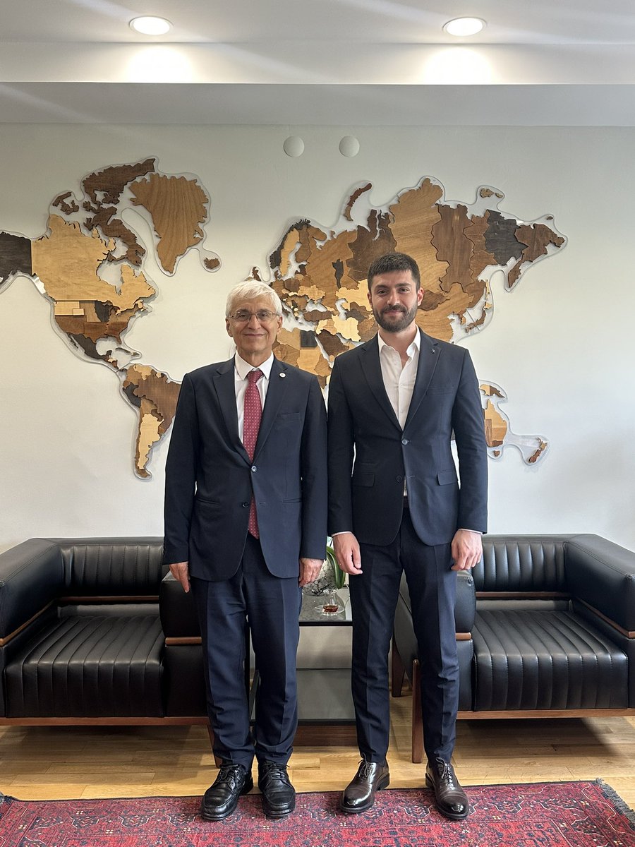 bugrahanzdgn's tweet photo. Anadolu Üniversitesi Öğrenci Konseyi Başkanlığı yaptığım dönemde, Öğrenci İşlerinden Sorumlu Rektör Yardımcılığı görevini yürüten, şu an Eskişehir Teknik Üniversitesi Rektörü olan çok kıymetli hocam, Prof. Dr. Adnan Özcan’ı ziyaret ettim. Çok kıymetli hocama, geçmişteki emeklerinden ve bugün göstermiş olduğu misafirperverliğinden dolayı teşekkür ederim.