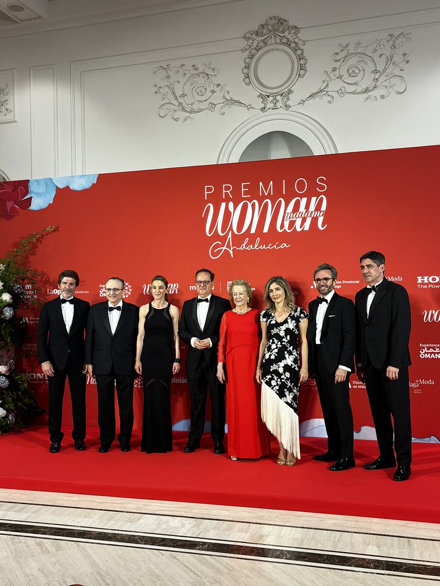 opiniondemalaga's tweet photo. @AndaluciaJunta @diputacionMLG @MalagaDeModa @malaga @Honda @maribelyebenes @PastoraSoler @sarabaras @imlorenaduran Posan en el photocall representantes de Prensa Ibérica, ente los que se encuentran el director del grupo, Javier Moll y el recién nombrado director de La Opinión de Málaga @Miguelferrary https://t.co/T8CBB49Ynf