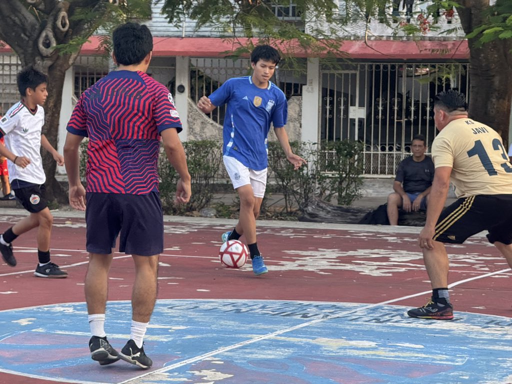 CTM_QR's tweet photo. ¡Gran tarde de futbol con la familia de la Zona Moon! 👑⚽️

En la cancha frente a nuestra Sede Estatal, llevamos a cabo una activación deportiva con compañeros de las tres fases, donde pasaron una tarde increíble de futbol, música y convivencia al término del encuentro. 🥅 https://t.co/AsQ2S8Ij8x