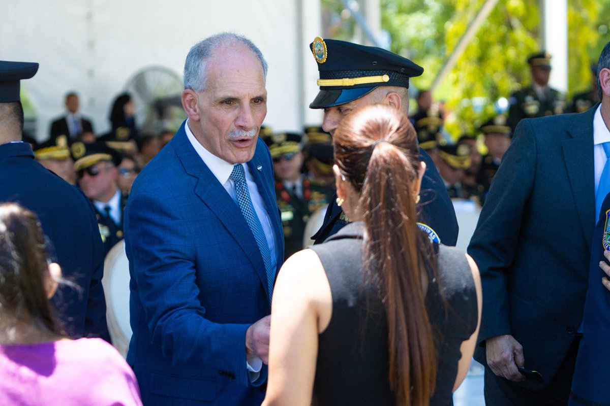 hnpresidencia's tweet photo. Presidente Nasry Asfura impone las insignias a los oficiales de la Policía Nacional que hoy ascienden al grado inmediato superior, en reconocimiento a su trayectoria, mérito, disciplina y compromiso con el servicio al pueblo hondureño.

Cada ascenso representa años de esfuerzo, preparación y dedicación al fortalecimiento de la seguridad y la protección de las familias hondureñas.