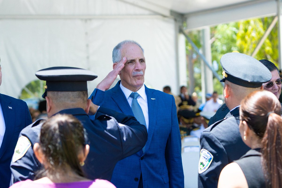 hnpresidencia's tweet photo. Presidente Nasry Asfura impone las insignias a los oficiales de la Policía Nacional que hoy ascienden al grado inmediato superior, en reconocimiento a su trayectoria, mérito, disciplina y compromiso con el servicio al pueblo hondureño.

Cada ascenso representa años de esfuerzo, preparación y dedicación al fortalecimiento de la seguridad y la protección de las familias hondureñas.