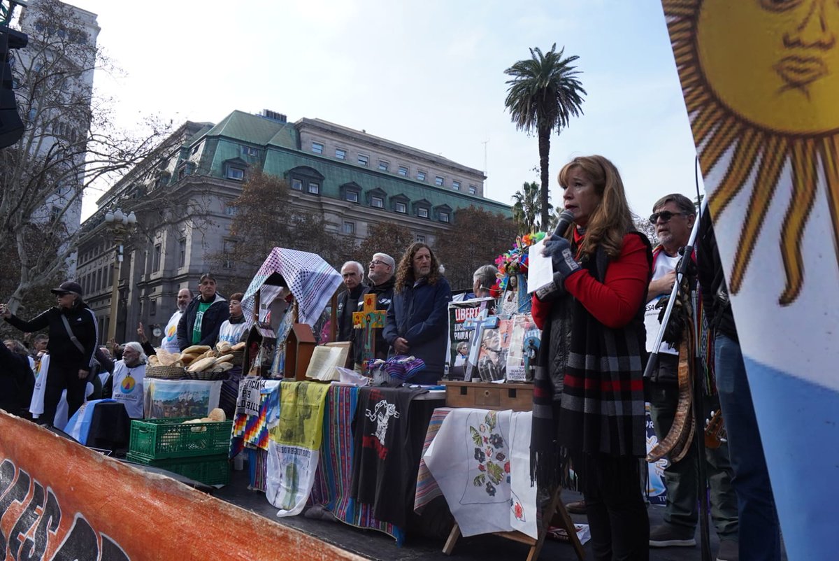 CTAAutonoma's tweet photo. Jornada Nacional de Protesta en Plaza de Mayo ✊🏽

Luego de una semana de ayuno impulsada por la Mesa Ecuménica, las CTA nos movilizamos hoy junto a diversas organizaciones sociales, sindicales y de derechos humanos en defensa de nuestro pueblo.

📢 Seguimos firmes en la calle expresando el rechazo a la reforma laboral, exigiendo salarios y jubilaciones dignas.

 ¡Basta de ajuste en salud y educación!
¡Basta de hambre!
¡La Patria no se vende!