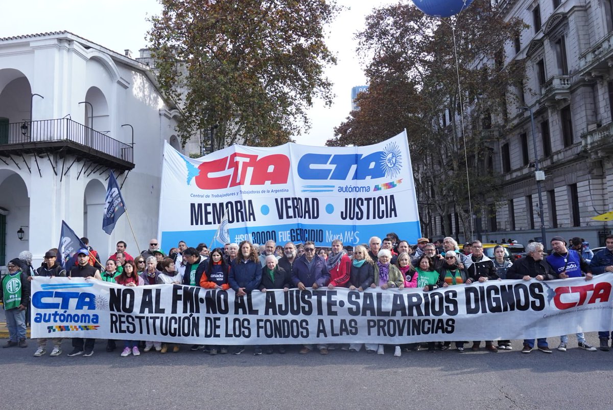 CTAAutonoma's tweet photo. Jornada Nacional de Protesta en Plaza de Mayo ✊🏽

Luego de una semana de ayuno impulsada por la Mesa Ecuménica, las CTA nos movilizamos hoy junto a diversas organizaciones sociales, sindicales y de derechos humanos en defensa de nuestro pueblo.

📢 Seguimos firmes en la calle expresando el rechazo a la reforma laboral, exigiendo salarios y jubilaciones dignas.

 ¡Basta de ajuste en salud y educación!
¡Basta de hambre!
¡La Patria no se vende!