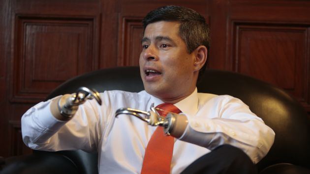 AssLatam's tweet photo. Luis Galarreta, Keiko Fujimori's running mate, has hook-shaped prosthetic hands. https://t.co/xDXnFSkNdi