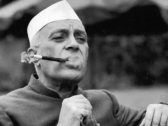 manaman_chhina's tweet photo. Us mehfil-e-kaif-o-masti mein
Us anjuman-e-irfani mein
Sab jaam-ba-kaf baithe hi rahe 
Ham pi bhi gaye chhalka bhi gaye
-Faiz https://t.co/wjJ2zhdEfT
