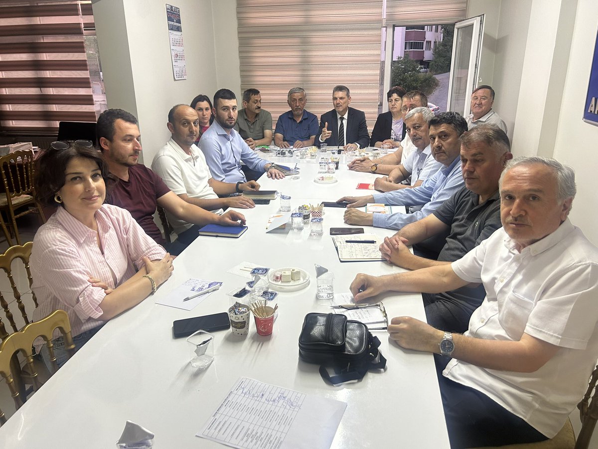 CaycumaAkParti's tweet photo. Haftalık Olağan Toplantımızı, İlçe Başkanımız Sn. Birol YİĞİT’in liderliğinde; İlçe Koordinatörümüz Sn. Kemal Etçibaşı, Kadın Kolları Başkanımız Sn. Gülsan Geldi, Gençlik Kollarımız ve ana kademe Yönetim Kurulu Üyelerimizin katılımıylagerçekleştirdik. https://t.co/Qc1V9UNeLE