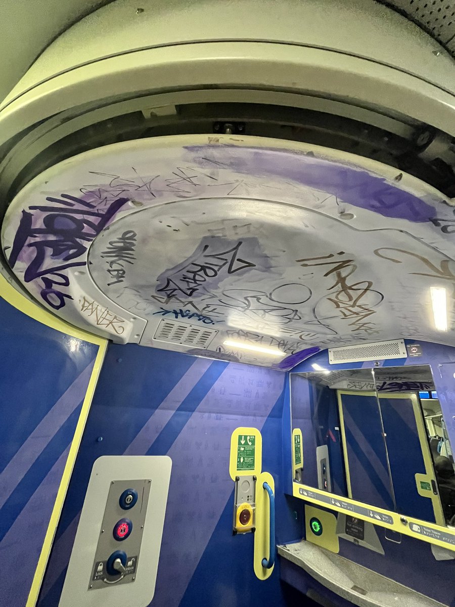 Andrewmc1975's tweet photo. Another @TLRailUK train with graffiti.  #18.32-FromStPancras-Rainham https://t.co/KCcBlVMMUV