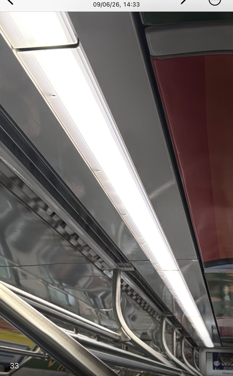 metrodebh's tweet photo. O bom de viajar no mesmo trem é ver que várias questões não foram resolvidas em SEMANAS. Este é o TUE 33, facilmente reconhecível pelos adesivos internos. Vejam:
1 - sujeira na saída do ar condicionado em 22/05
2 - sujeira em 09/06
3 - painel inoperante
4 - monitor inoperante https://t.co/5nbM2ghOvJ