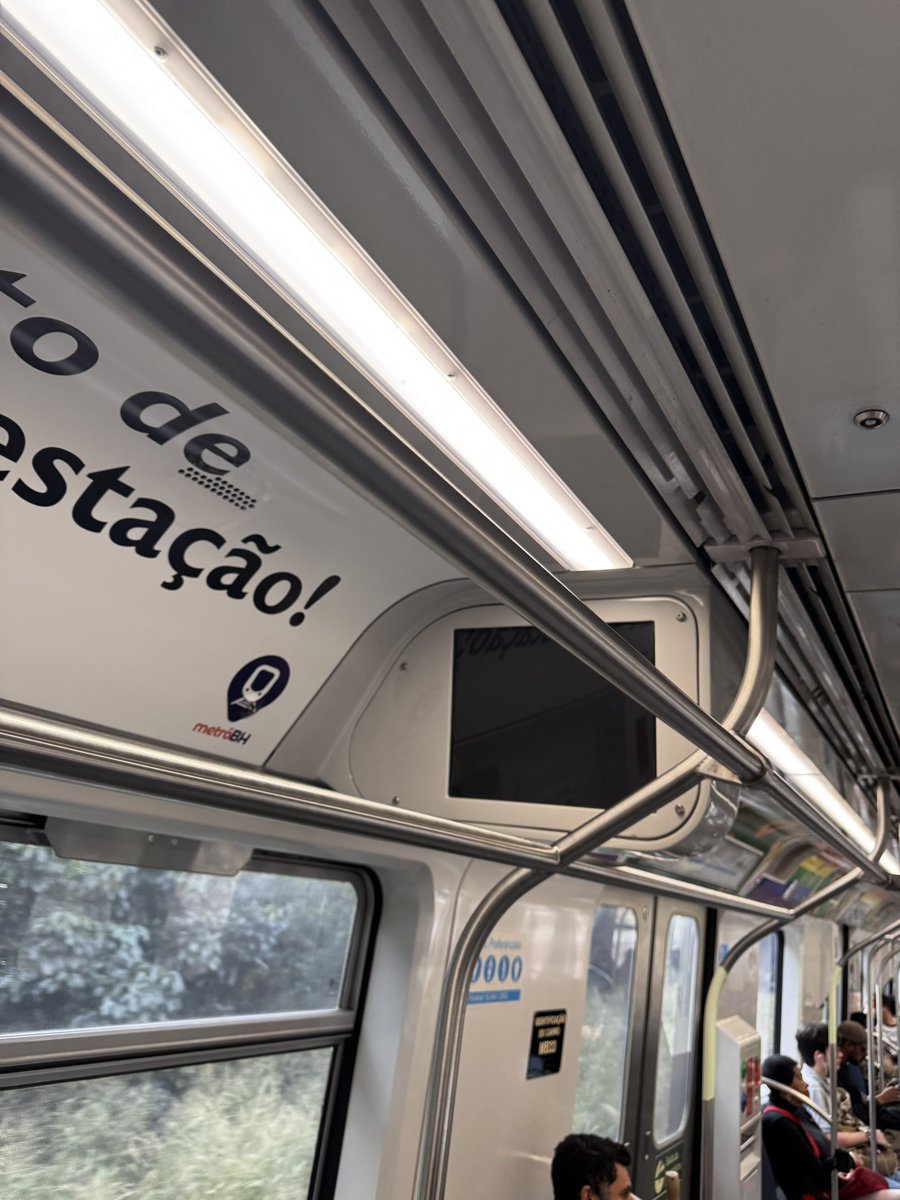 metrodebh's tweet photo. O bom de viajar no mesmo trem é ver que várias questões não foram resolvidas em SEMANAS. Este é o TUE 33, facilmente reconhecível pelos adesivos internos. Vejam:
1 - sujeira na saída do ar condicionado em 22/05
2 - sujeira em 09/06
3 - painel inoperante
4 - monitor inoperante https://t.co/5nbM2ghOvJ