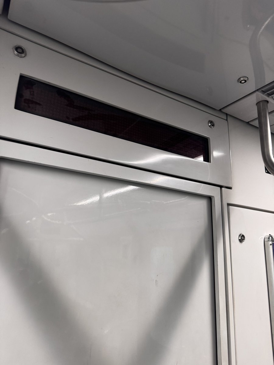 metrodebh's tweet photo. O bom de viajar no mesmo trem é ver que várias questões não foram resolvidas em SEMANAS. Este é o TUE 33, facilmente reconhecível pelos adesivos internos. Vejam:
1 - sujeira na saída do ar condicionado em 22/05
2 - sujeira em 09/06
3 - painel inoperante
4 - monitor inoperante https://t.co/5nbM2ghOvJ