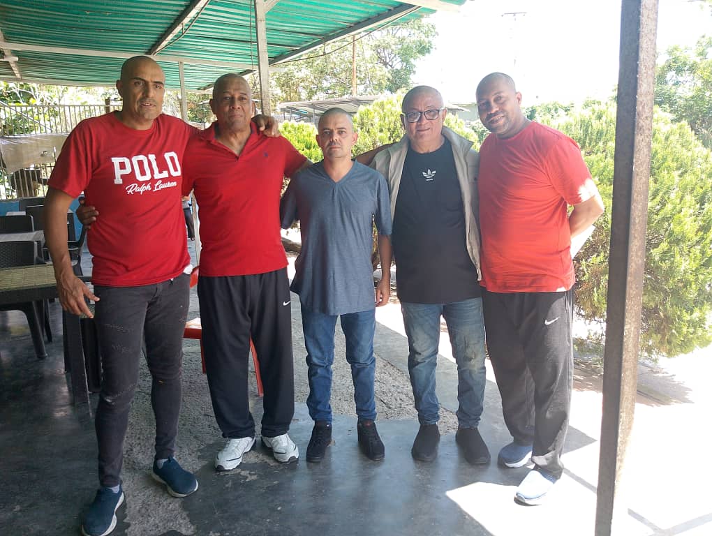 clippve's tweet photo. LIBERTAD | Acaban de salir del centro de detención El Rodeo I los militares Carlos Sánchez, Martínez Macías y Guillermo Henry César Ziero, todos detenidos desde 2023; junto a ellos, Javier Quinto, arrestado a inicios de 2025, y Jesús Bertilio Villafañe, detenido en 2024.

Fueron recibidos por los familiares, que aún acampan afuera del centro. Según la información disponible, algunos recuperaron la libertad con medidas restrictivas, como la prohibición de salir del país.

Es importante recordar que estas personas permanecían detenidas sin haber cometido delito alguno. Por eso insistimos: los presos políticos merecen recuperar su libertad plena.

A pesar de esta liberación parcial, el Comité por la Libertad de los Presos Políticos celebra que pronto podrán reencontrarse con sus familias. 

Sin embargo, recordamos que más de 500 personas siguen detenidas, y los familiares llevan cinco meses esperando que se cumplan las excarcelaciones prometidas.

Seguimos luchando hasta que todos sean libres.

#QueSeanTodos #TransiciónSinPresosPolíticos