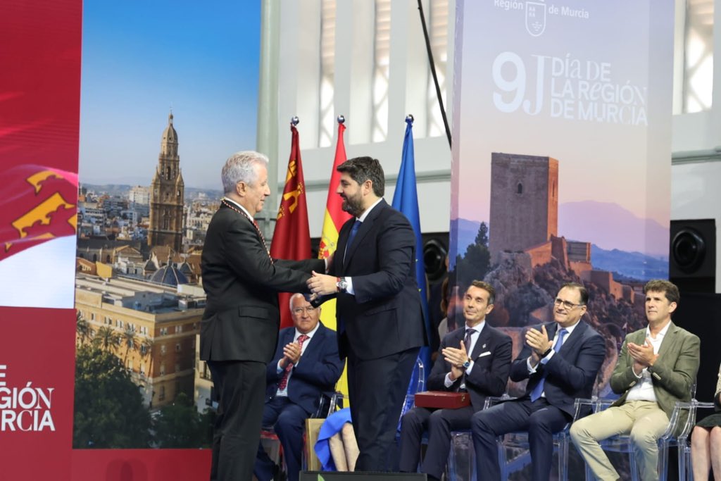 AytoCartagenaES's tweet photo. En el Día de la Región de Murcia, se reconoce el talento de #Cartagena en el tradicional acto institucional.

La @Armada_esp, Charris, el recordado Joaquín Barberá y Duda, entrenador del @JimbeeCartagena, distinguidos con la Medalla de Oro de la Comunidad.

La alcaldesa @NoeliaArroyoHer ha destacado que estas distinciones representan lo mejor de Cartagena.

🔗 Más información en https://t.co/p7BM9z58hq