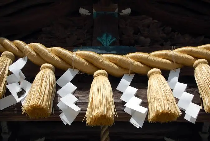 kurisukt's tweet photo. Shimenawa(注連縄) is a sacred straw rope hung before or around a site to demarcate sacred or pure space https://t.co/QEqz2gOHqb