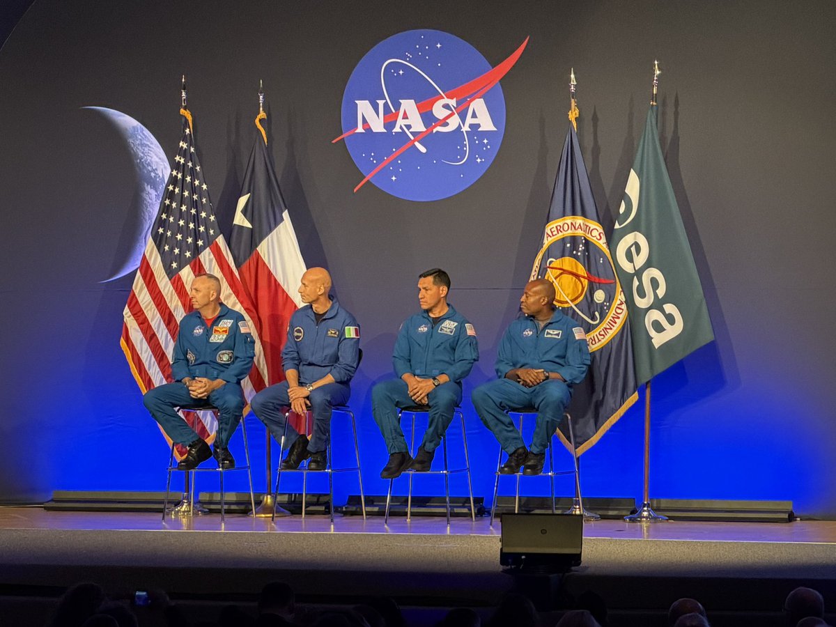 NickABC13's tweet photo. ARTEMIS III CREW: Here's your first look at the Artemis III crew. There are three 🇺🇸 and an 🇮🇹 pilot. Luca Parmitano is with the ESA. Randy Bresnik is the commander, Frank Rubio and Andre Douglas are mission specialists. https://t.co/BLKJZdWZCC https://t.co/Iif13DeMHO