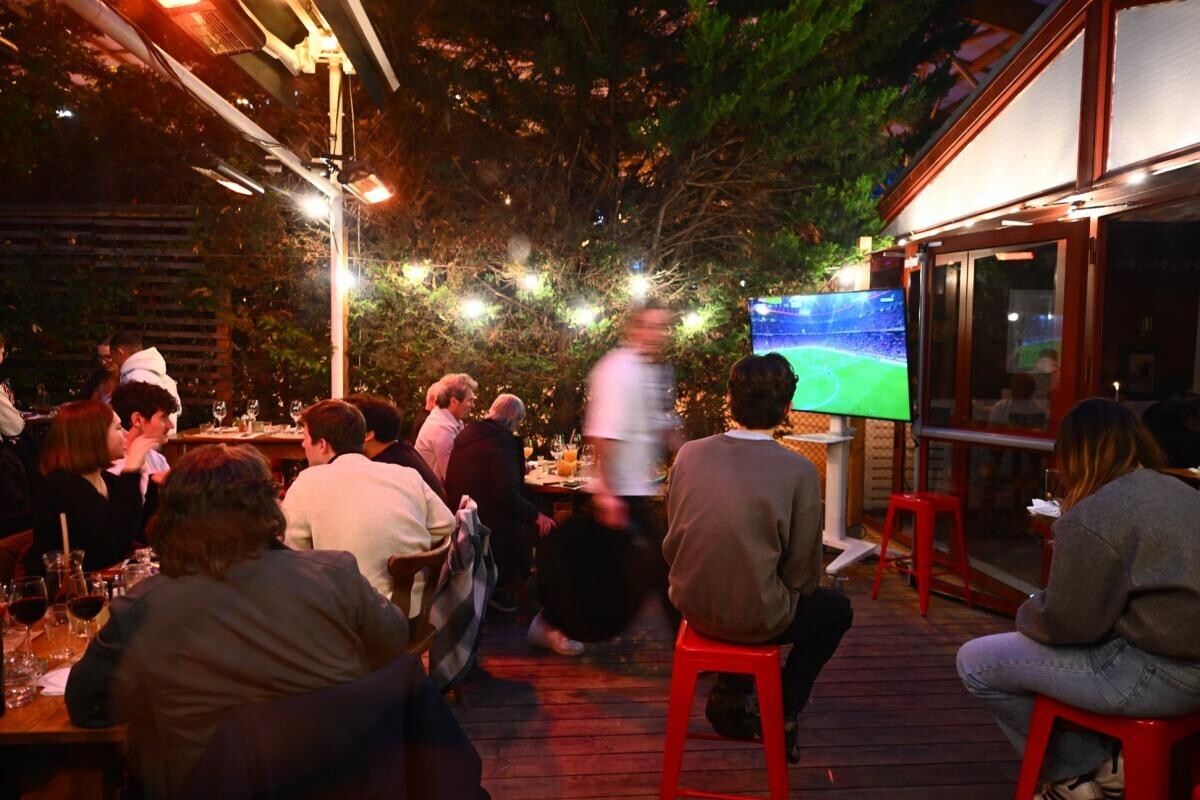 lequipe's tweet photo. L'association « Her Game Too » annonce la mise en place d'un dispositif antisexisme dans des bars diffusant la Coupe du monde
➡️ https://t.co/JwK3yRDNlR https://t.co/RN9y4py7IB