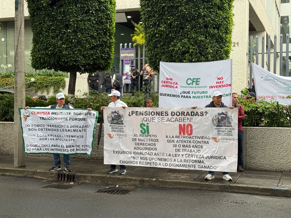 CJCENACEOPD's tweet photo. Seguimos manifestándonos ahora ante tribunal colegiado que revisará nuestros recursos de queja ante el atropello al límite de nuestras pensiones legalmente ganadas y avaladas por la autoridad laboral correspondiente, lo que es cosa Juzgada. @nmas @mileniotv @LuisCardenasMx https://t.co/sP1rMzFyzX