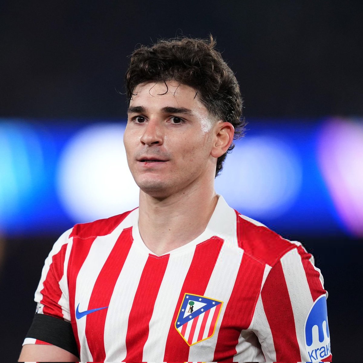 RMCFarab's tweet photo. 🚨🚨 غاستون إيدول (TyC Sports) : 

يرى البعض أن بيان ريال مدريد يمثل مكسباً للطرفين. 

فمن جهة، تمكن فلورنتينو بيريز من الوفاء بوعده الانتخابي بتقديم عرض بقيمة 150 مليون يورو لضم نجم كبير.

ومن جهة أخرى، يستفيد أتلتيكو مدريد من رفع القيمة السوقية لجوليان ألفاريز وتعزيز موقفه التفاوضي أمام الأندية الأخرى المهتمة بالتعاقد معه.