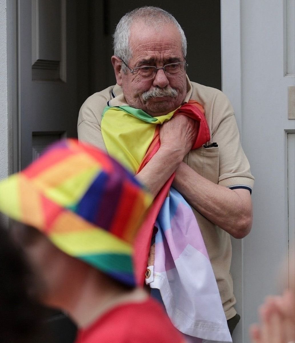 JollyL13's tweet photo. @tooraretooweird Le voir serrer le drapeau contre lui, là 🥺😭🥹 https://t.co/VNqdKBrPny