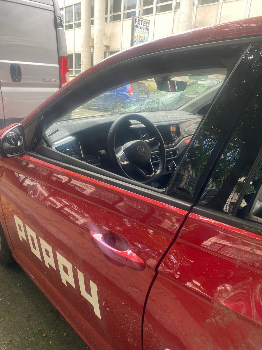 alxdm's tweet photo. Qu'est ce que cette voiture rouge Poppy a fait de mal aux enseignants pour être vandalisée à ce point...?

Ah non, l'oeuvre de jeunes qui ne peuvent surtout pas être punis, aller en prison ou faire payer leurs parents. https://t.co/063rMc9qXh