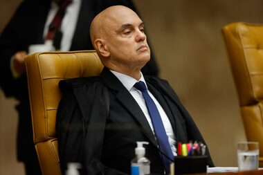 PCO29's tweet photo. No Brasil, parece que se estabeleceu um sistema de veto informal.
Os ministros do STF podem suspender a aplicação de uma lei mediante análise, e podem não analisar por tempo praticamente ilimitado.
O Congresso passou a lei da dosimetria, e Alexandre de Moraes suspendeu; o presidente do Senado está sentado em cima de um volume colossal de projetos de lei, dentre os quais o do fim da escala 6x1, que foi aprovado a toque de caixa na Câmara.

“É o Brasil. O Brasil não tem mais lei. Nós temos um Congresso, mas acima dele tem o STF. 

O Congresso vota, mas o presidente do Senado decide que não vai colocar em votação. 

Essas crises vêm revelando, para quem tem olhos para ver, o funcionamento do regime político brasileiro. 

O Estado democrático de direito é, na verdade, o poder de decisão de meia dúzia de pessoas.”
