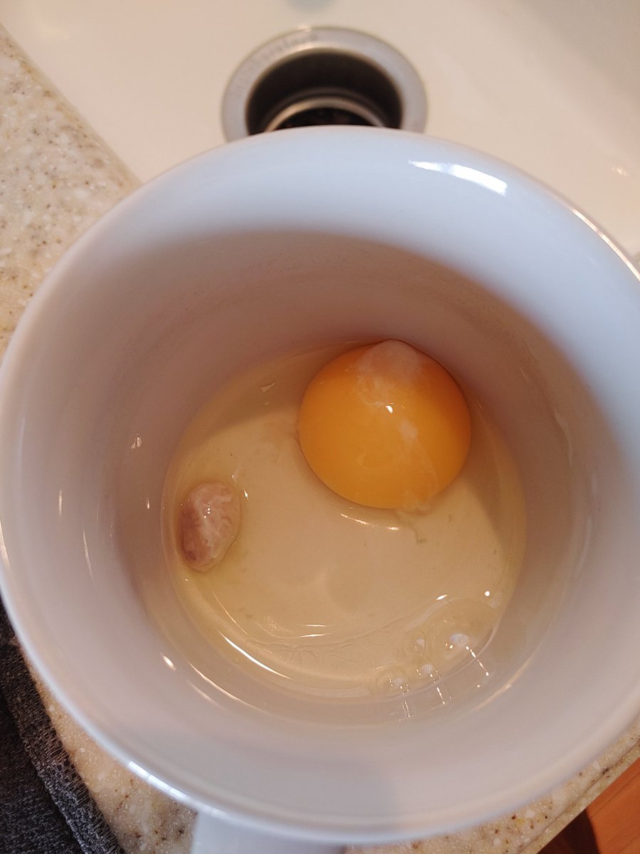 alwayslapislove's tweet photo. I just cracked open this egg from a dozen eggs I purchased from Weis grocery store. Ummm, wtf is that?? https://t.co/VpBwHQooF0