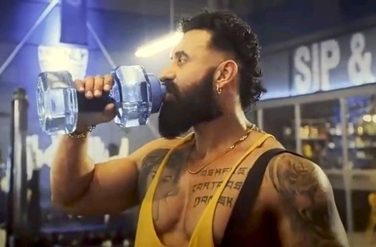 TheAzmulHaq's tweet photo. Puri film mein mujhe villain ke paas jo dumbbell shaped water bottle thi, bas yahi pasand aayi. 😍
#Zombeid https://t.co/12ANVAYGAX